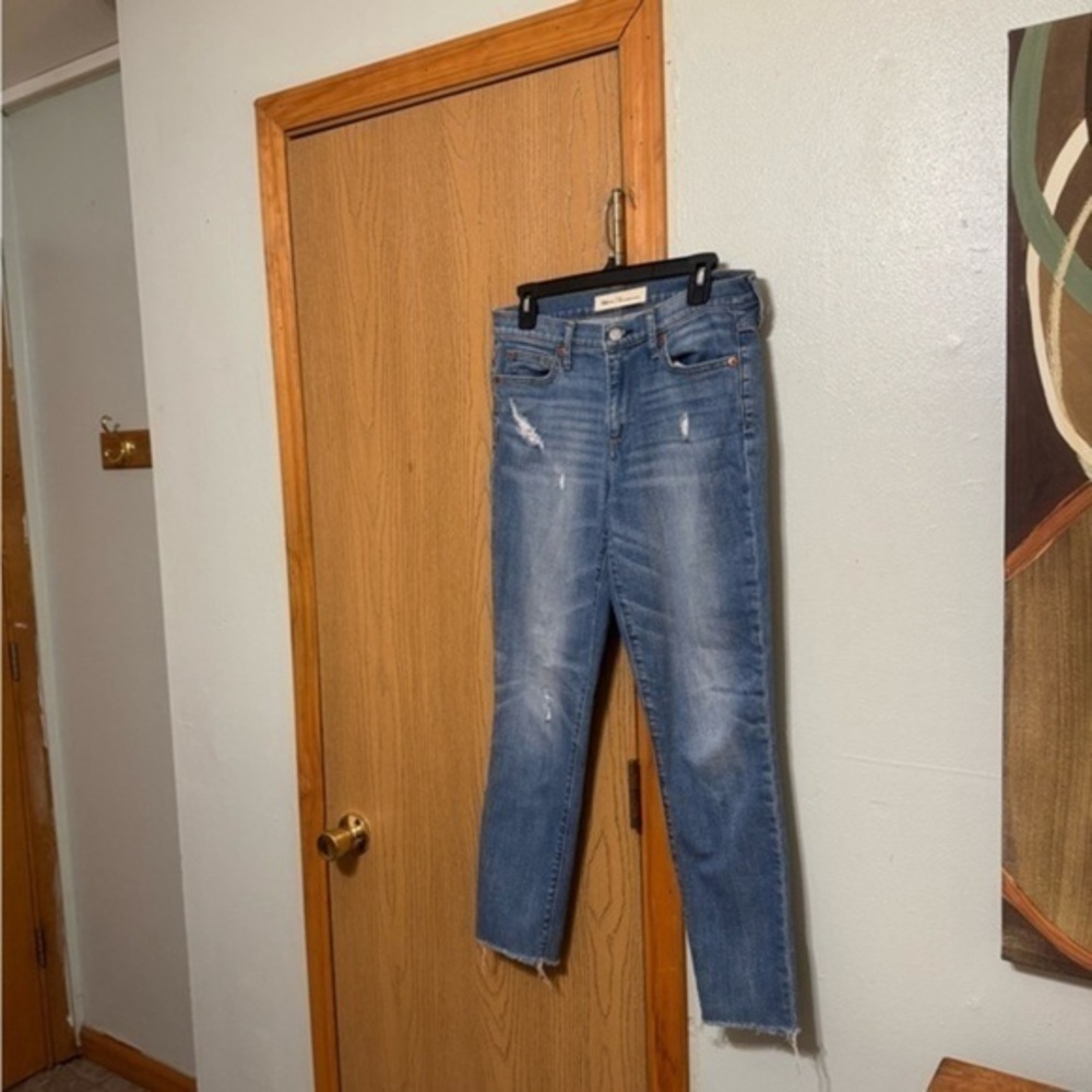 Gap "True Skinny Ankle" Size 29R Light Wash Distressed Mid-Rise Jeans w/Raw Hem